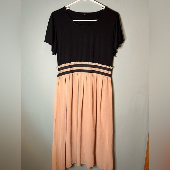 Dresses & Skirts - Flowy dress size large